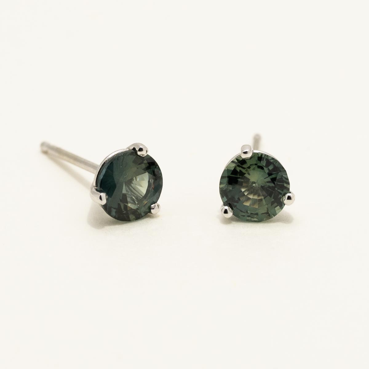 Teal Sapphire Stud Earrings in 14kt White Gold 5mm