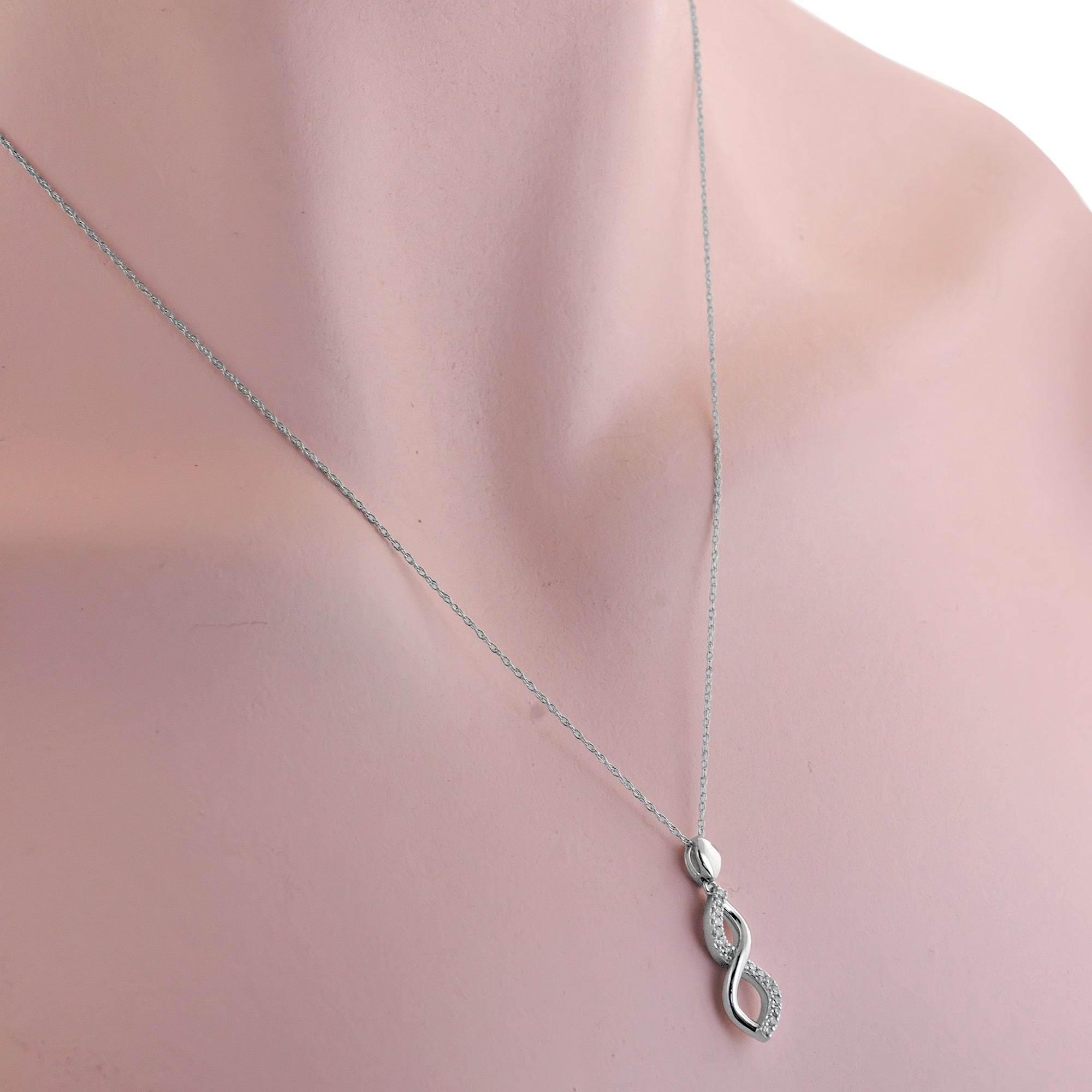 Diamond Twist Necklace in 10kt White Gold (1/10ct tw)