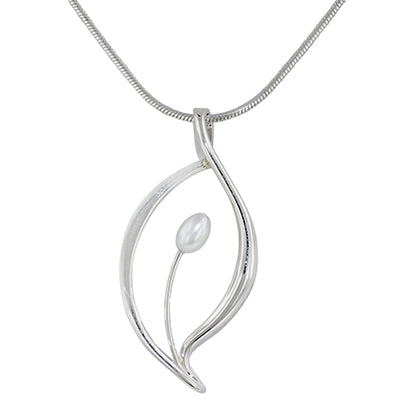 E.L. Designs Jonquil Necklace in Sterling Silver with Cultured Freshwater Pearl (6x4mm pearl)
