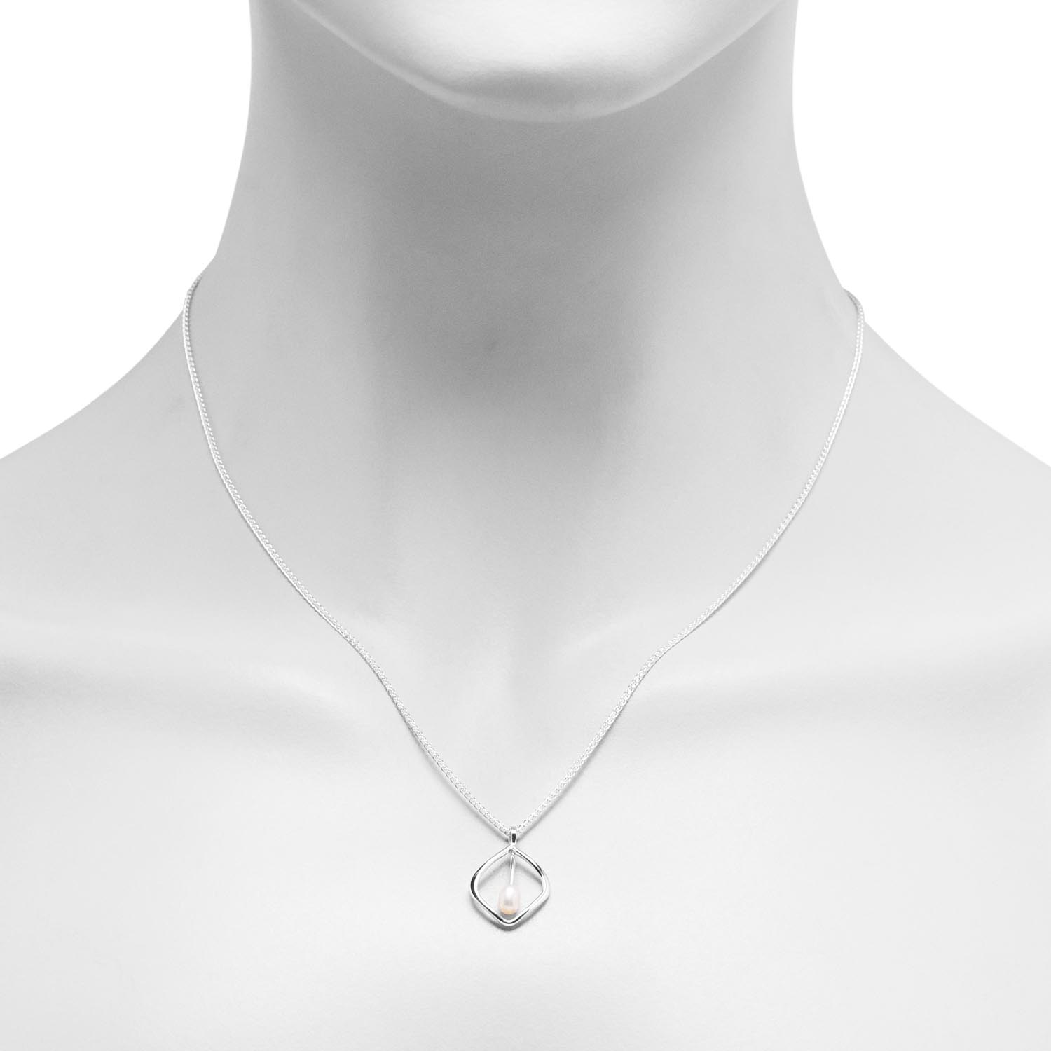 E.L. Designs Pearl Highlight Necklace in Sterling Silver