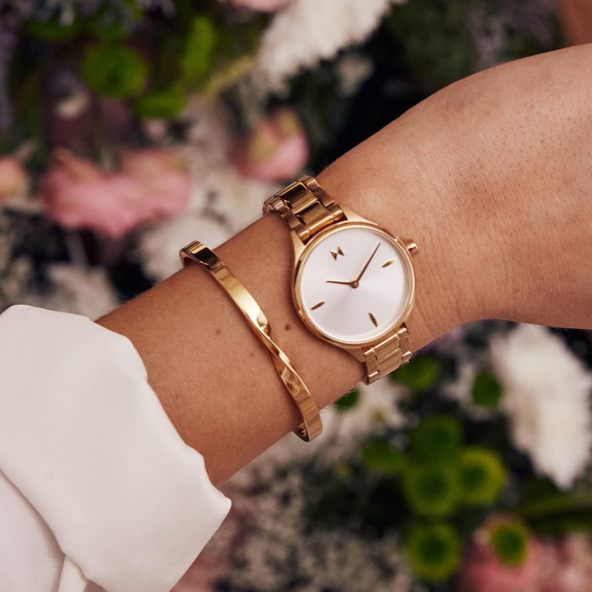 MVMT Reina Womens Watch with White Dial and Gold Toned Ionic Plated Stainless Steel Bracelet (quartz movement)