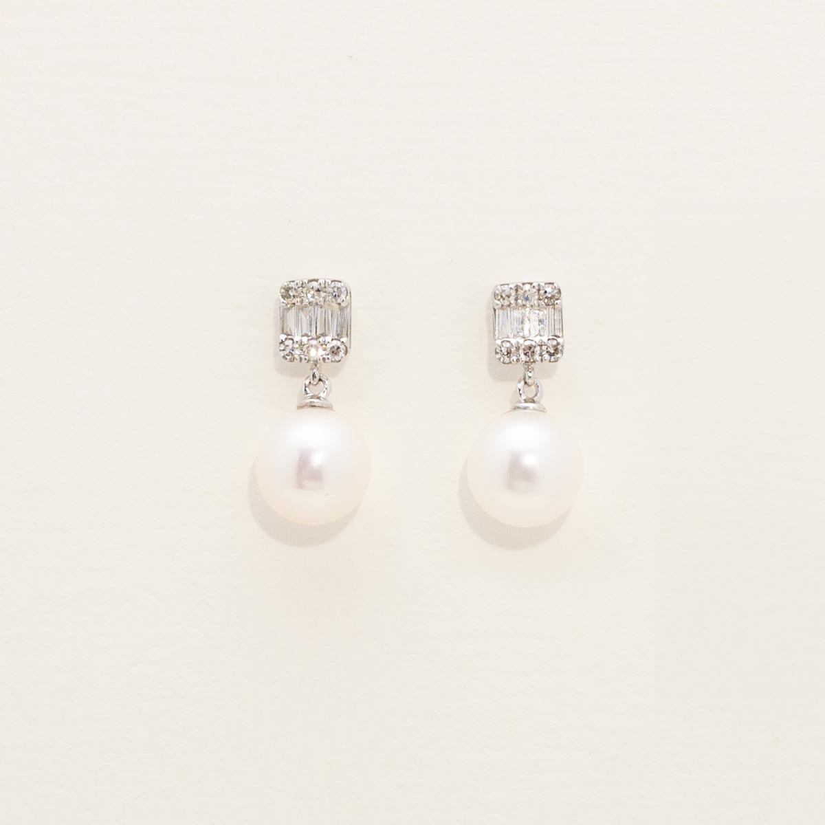 Cultured Freshwater Pearl Drop Earring in 14kt White Gold with Diamonds (1/10ct tw and 6mm pearls)