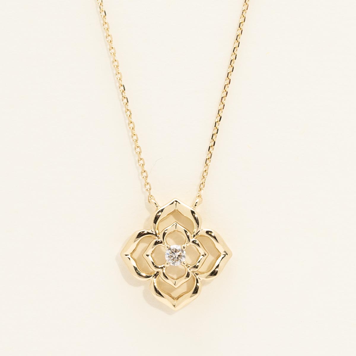 Diamond Flower Necklace in 14kt Yellow Gold (1/20ct)