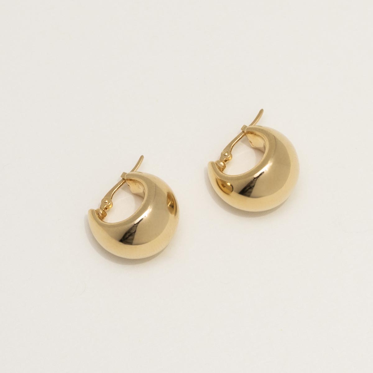 Huggie Hoop Earrings in 14kt Yellow Gold