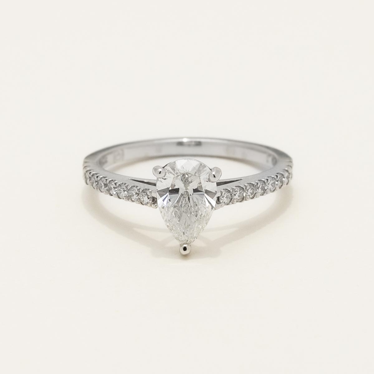Pear Diamond Engagement Ring in 18kt White Gold (1 1/3ct tw)