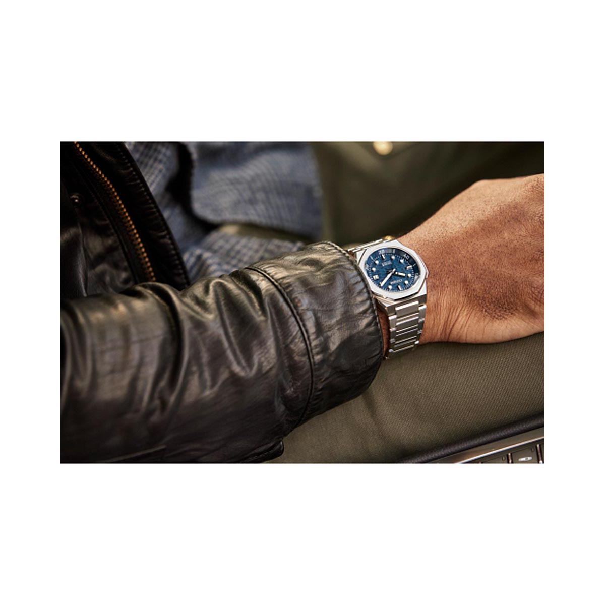 Citizen Series8 890 Mens Watch with Blue Dial and Stainless Steel Bracelet (automatic movement)