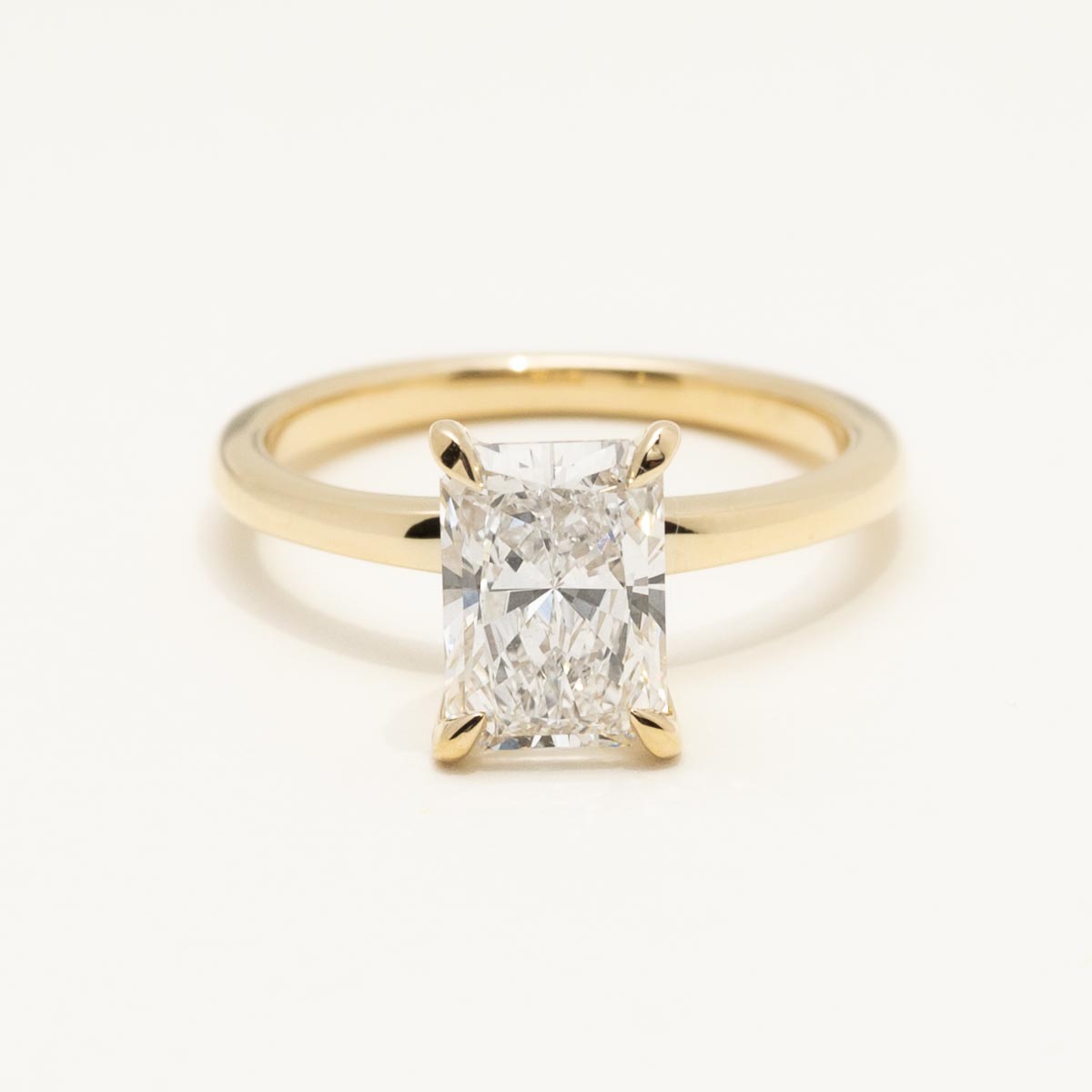 Lab Grown Radiant Cut Diamond Solitaire Engagement Ring in 14kt Yellow Gold (2ct)