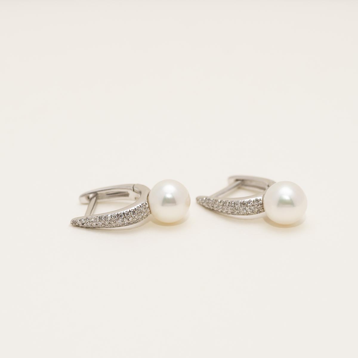 Cultured Freshwater Pearl Hoop Earrings in 14kt White Gold (1/7ct tw)