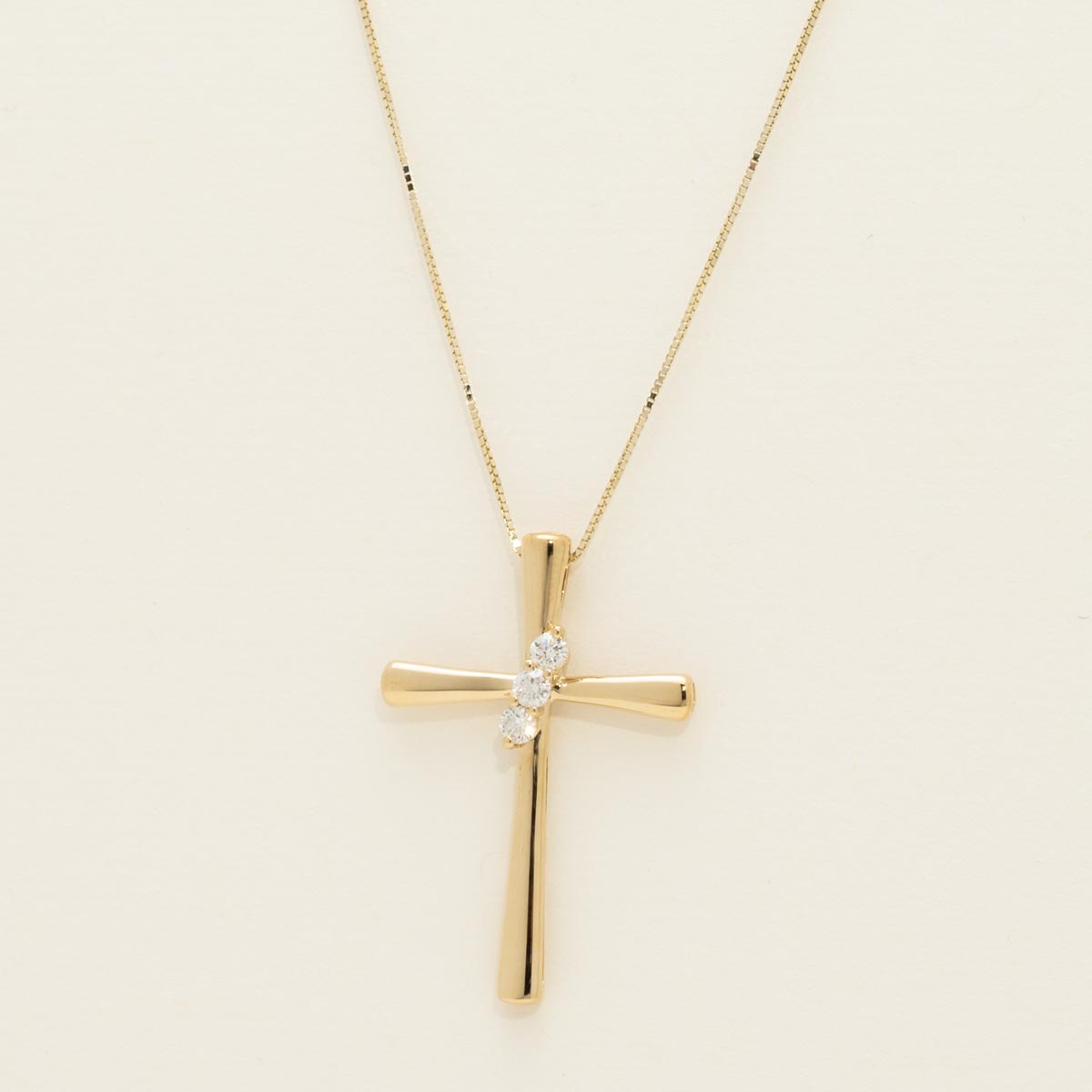 Diamond Cross Necklace in 14kt Yellow Gold (1/7ct tw)