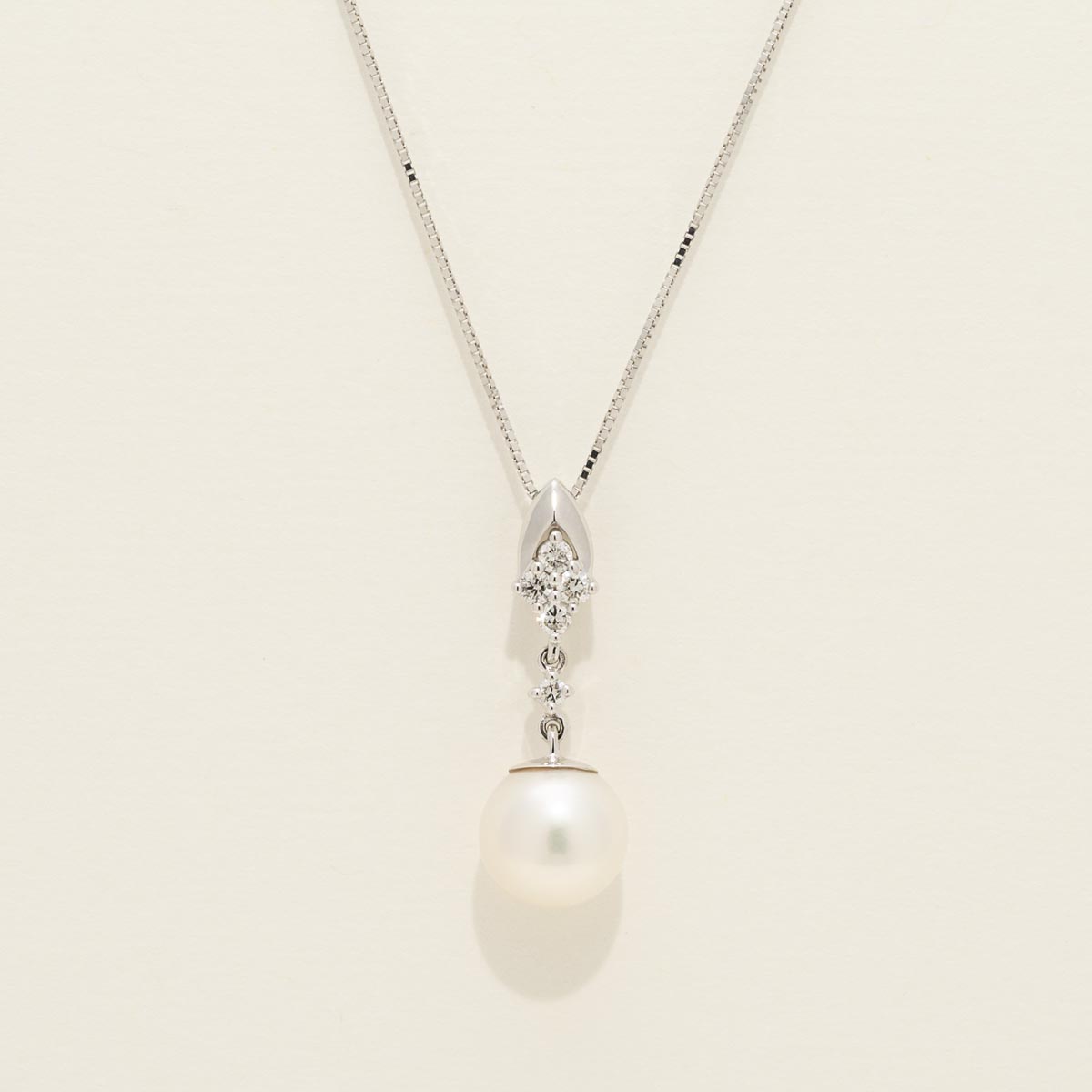 Cultured Freshwater Pearl Necklace in 14kt White Gold with Diamonds (1/10ct tw and 7.7mm pearl)