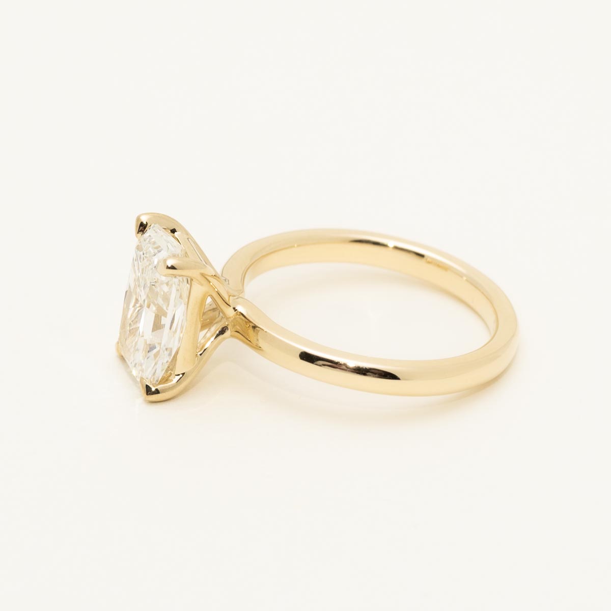 Lab Grown Radiant Cut Diamond Ring in 14kt Yellow Gold (3ct tw)