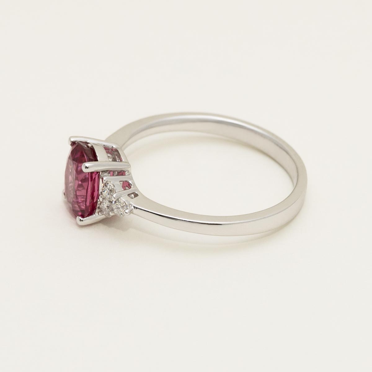 Oval Pink Tourmaline Ring in 18kt White Gold (1/7ct tw)