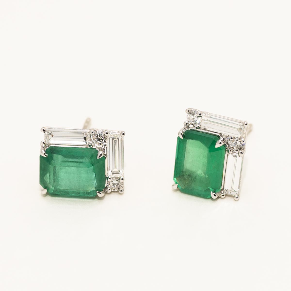 Emerald Art Deco Stud Earrings in 18kt White Gold with Diamonds (7/8ct tw)