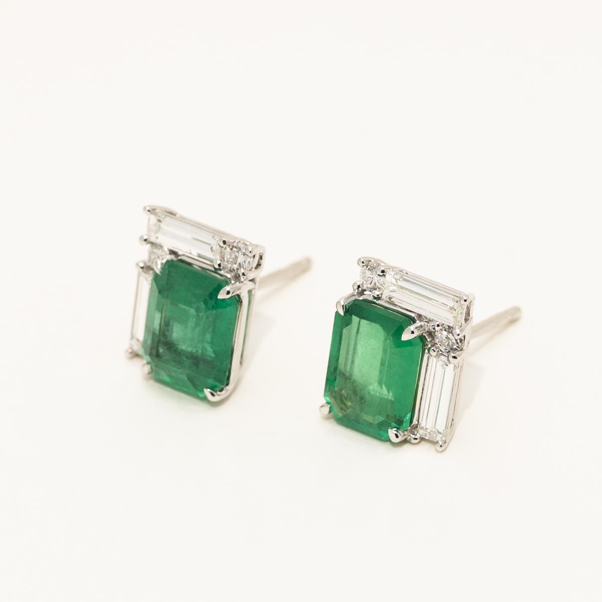 Emerald Art Deco Stud Earrings in 18kt White Gold with Diamonds (7/8ct tw)