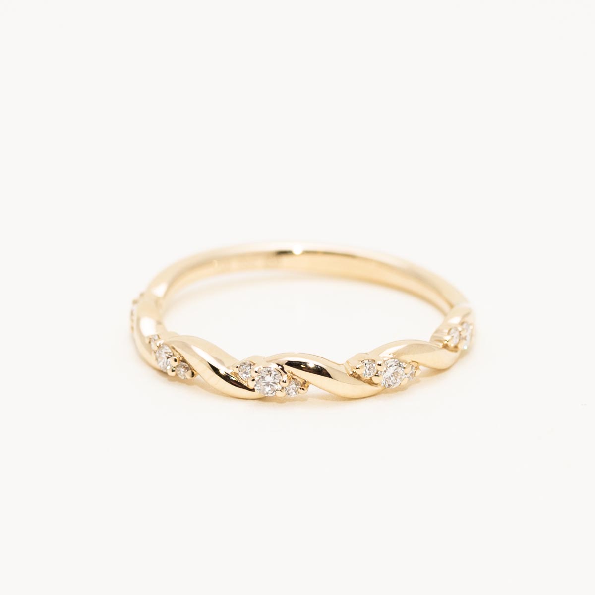 Diamond Twist Band in 14kt Yellow Gold (1/7ct tw)