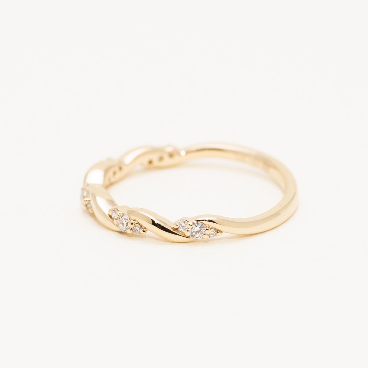 Diamond Twist Band in 14kt Yellow Gold (1/7ct tw)