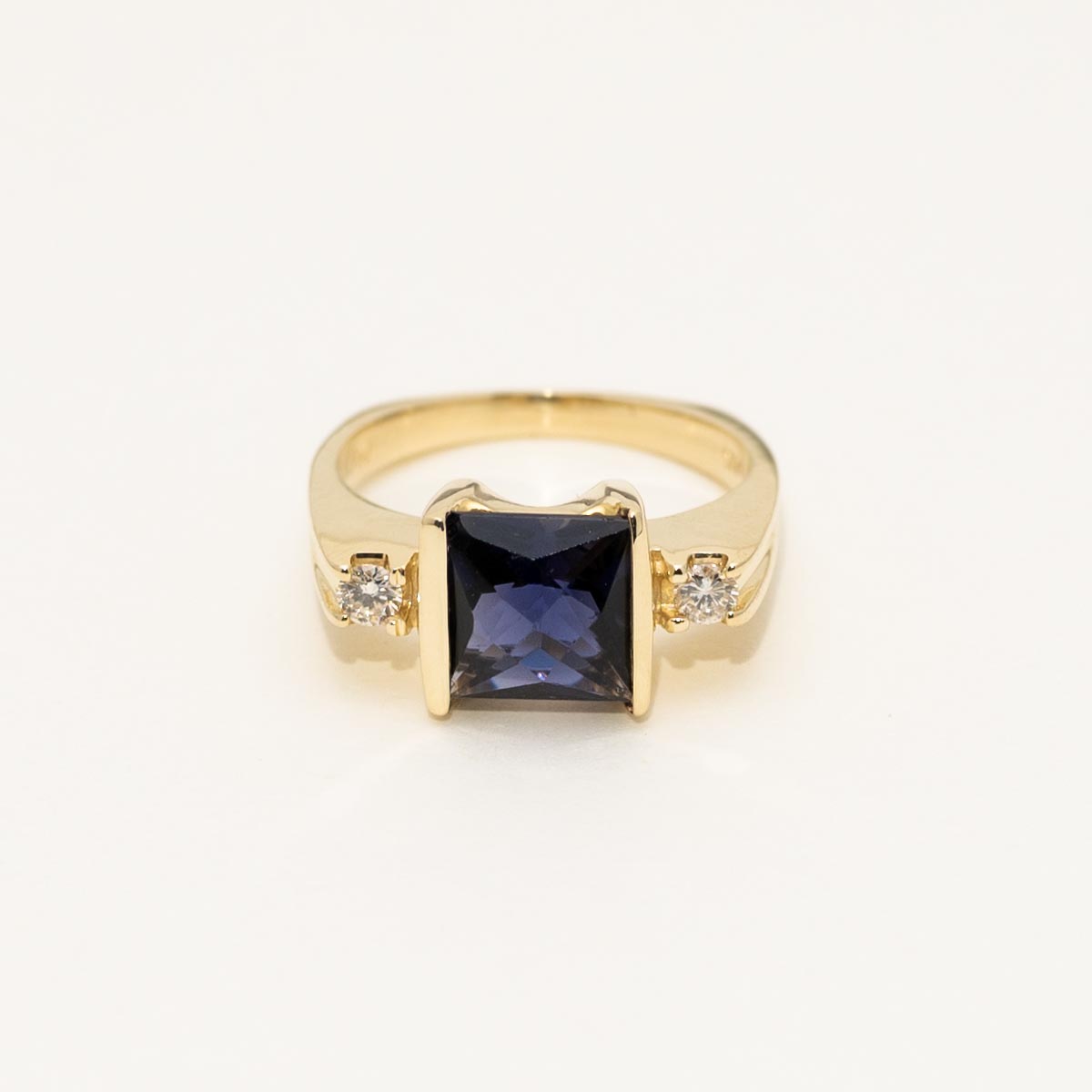 Estate Princess Cut Amethyst Ring in 14kt Yellow Gold with Diamonds (1/10ct tw)