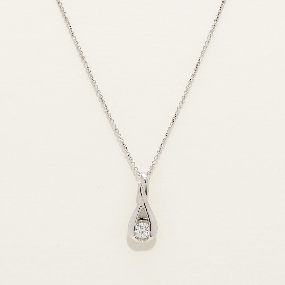 Diamond Solitaire Necklace in 14kt White Gold (1/10ct tw)