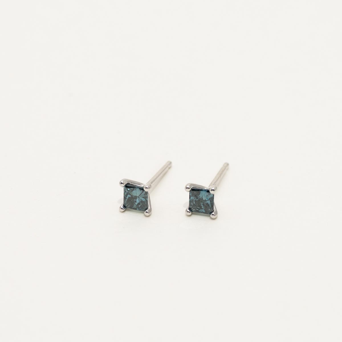 Blue Princess Cut Diamond Stud Earrings in 14kt White Gold (1/4ct tw)