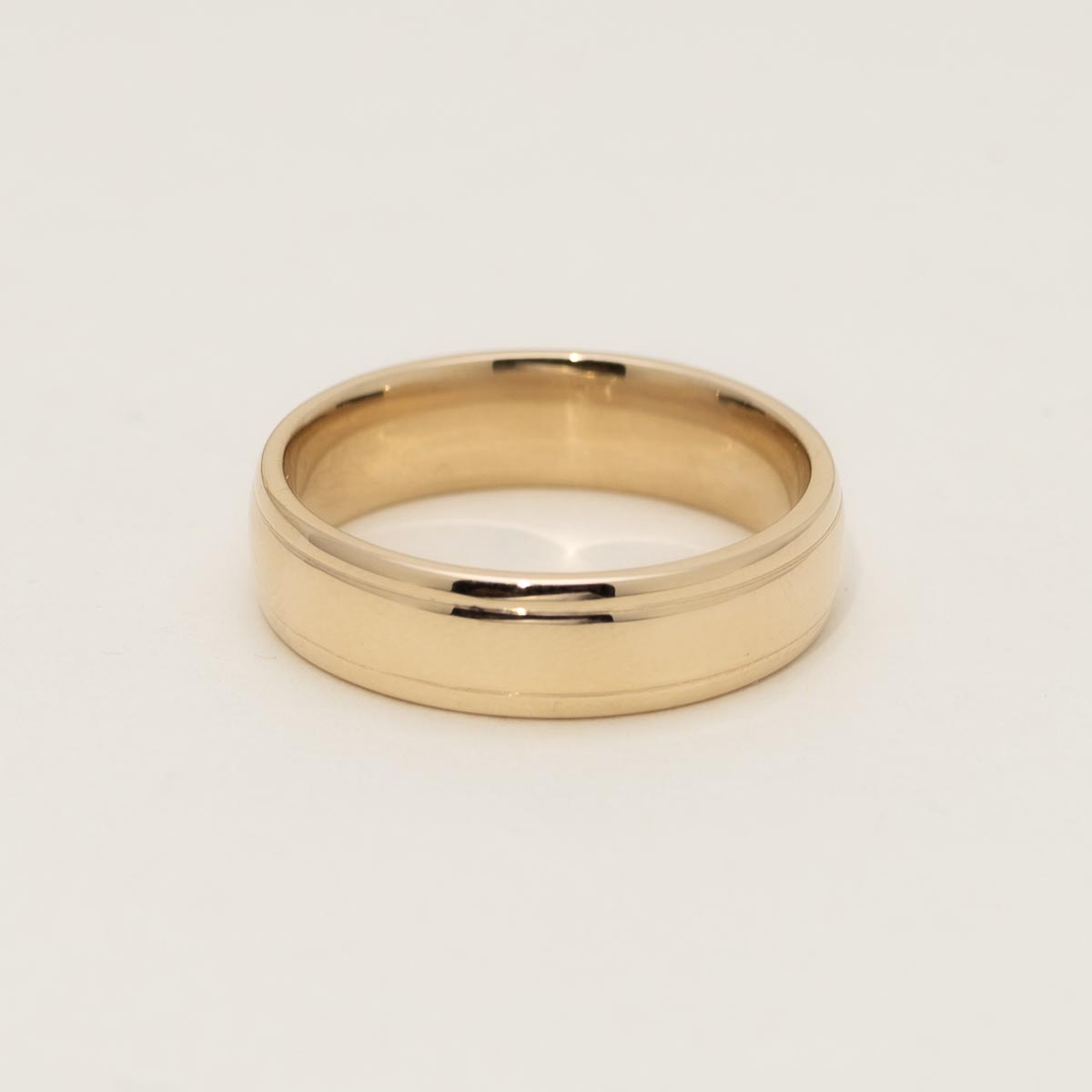 Estate Beveled Band in 14kt Yellow Gold (5.9mm)