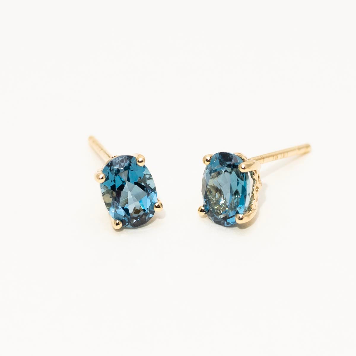 Oval London Blue Topaz Stud Earring in 14kt Yellow Gold