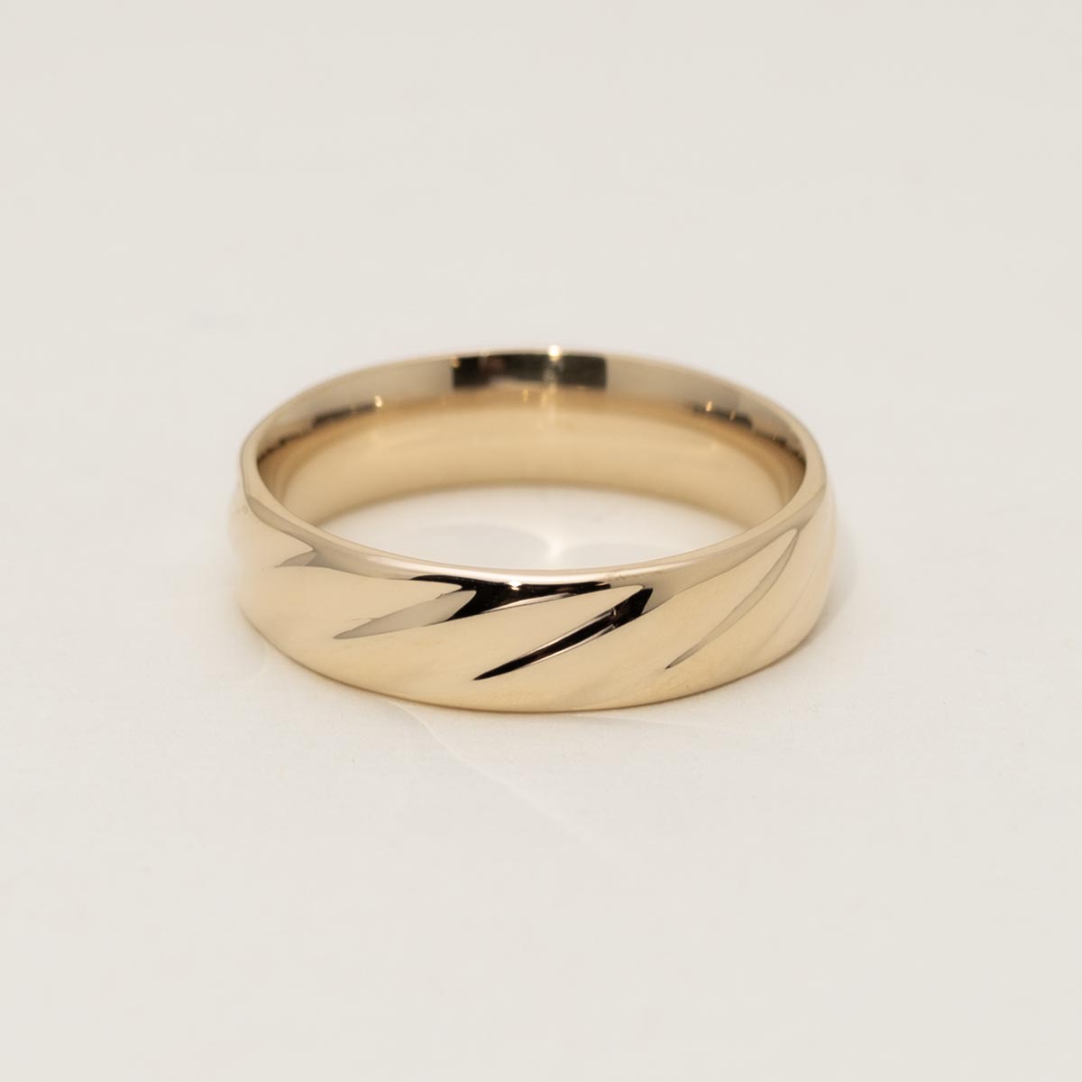 Estate Carved Wedding Band in 14kt Yellow Gold (5.8mm)