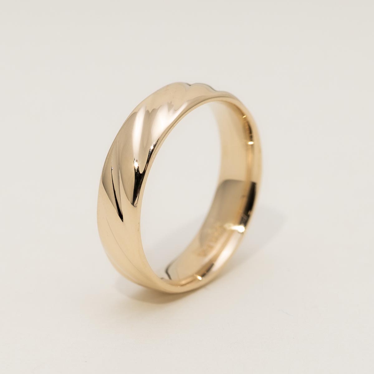 Estate Carved Wedding Band in 14kt Yellow Gold (5.8mm)