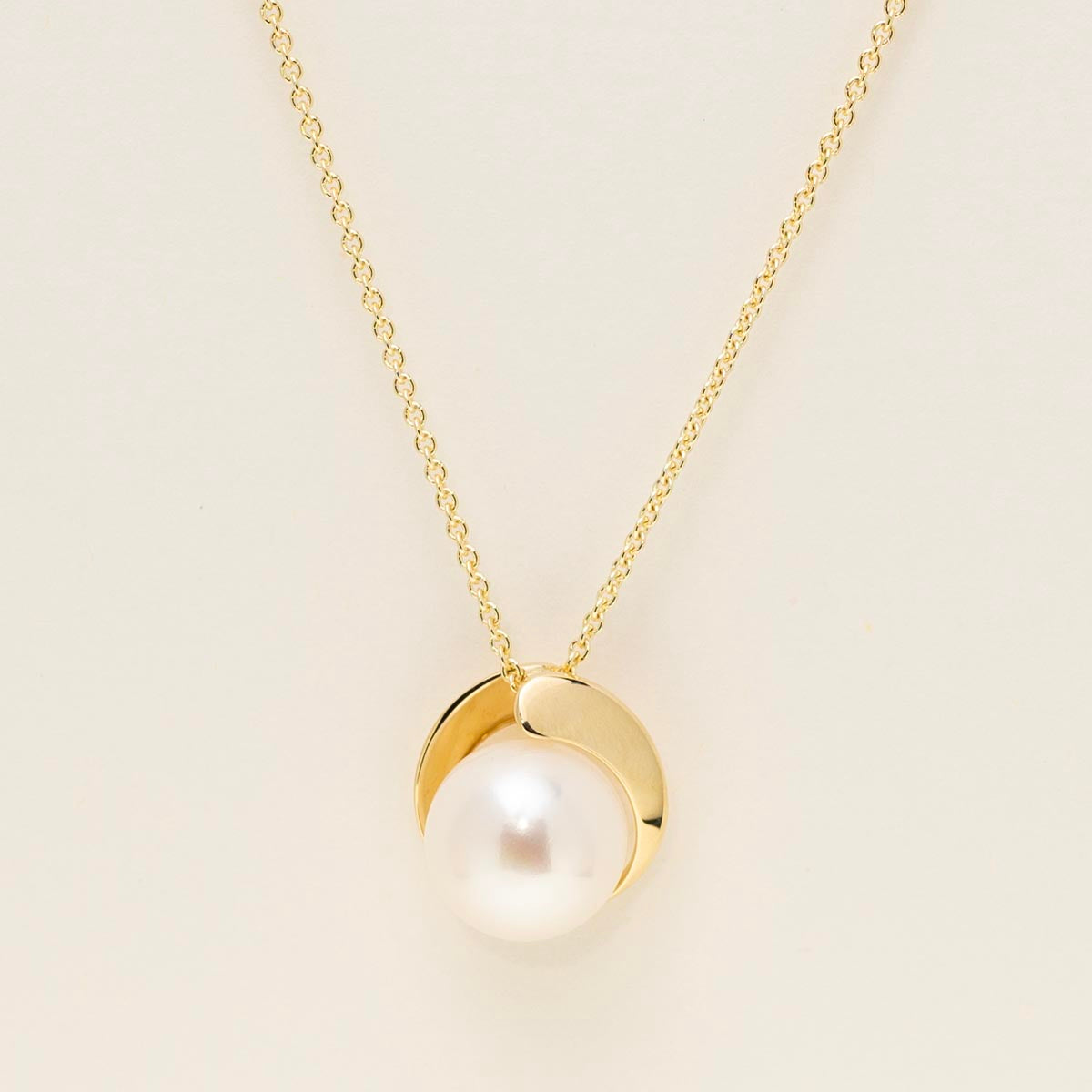 Cultured Freshwater Pearl Necklace in 14kt Yellow Gold (9.5mm pearl)