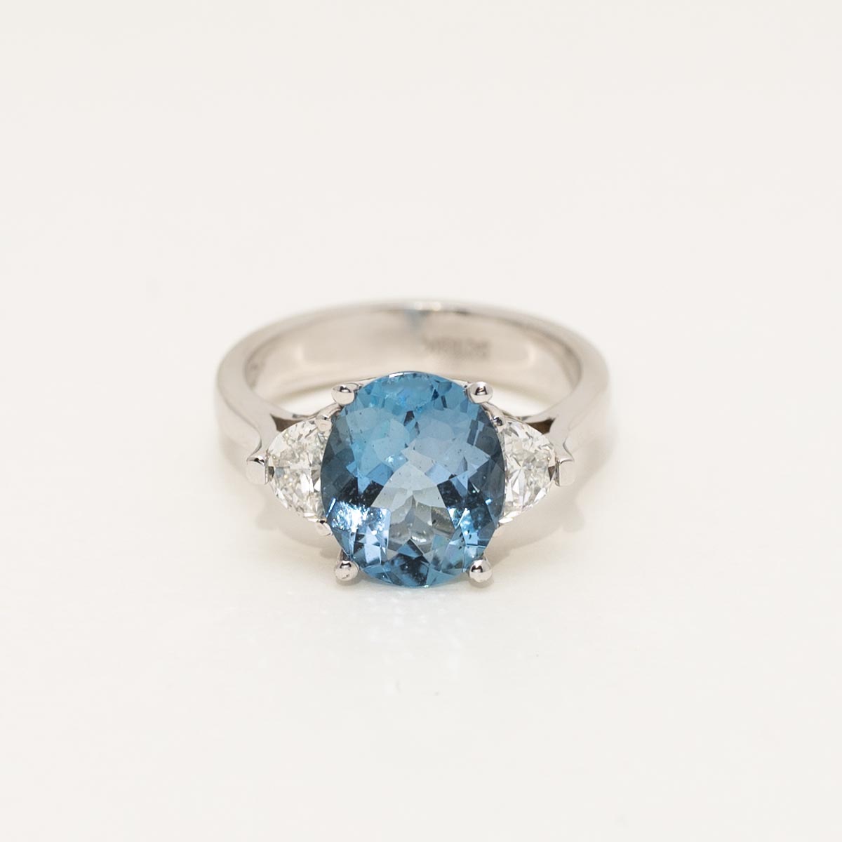 Oval Aquamarine Ring in 18kt White Gold with Diamonds