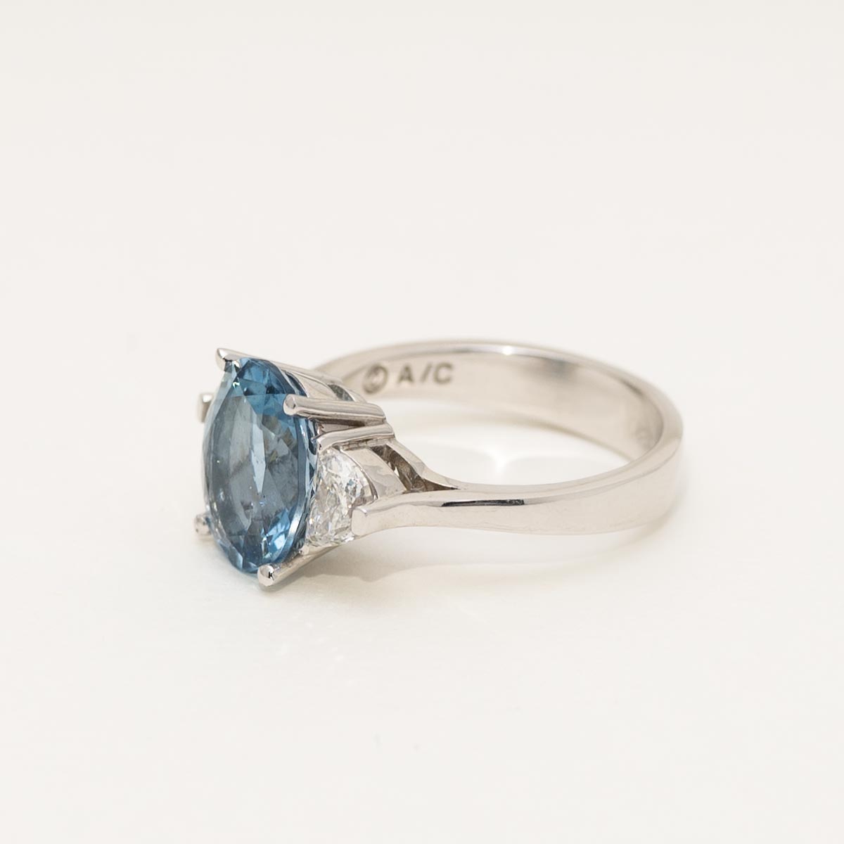 Oval Aquamarine Ring in 18kt White Gold with Diamonds