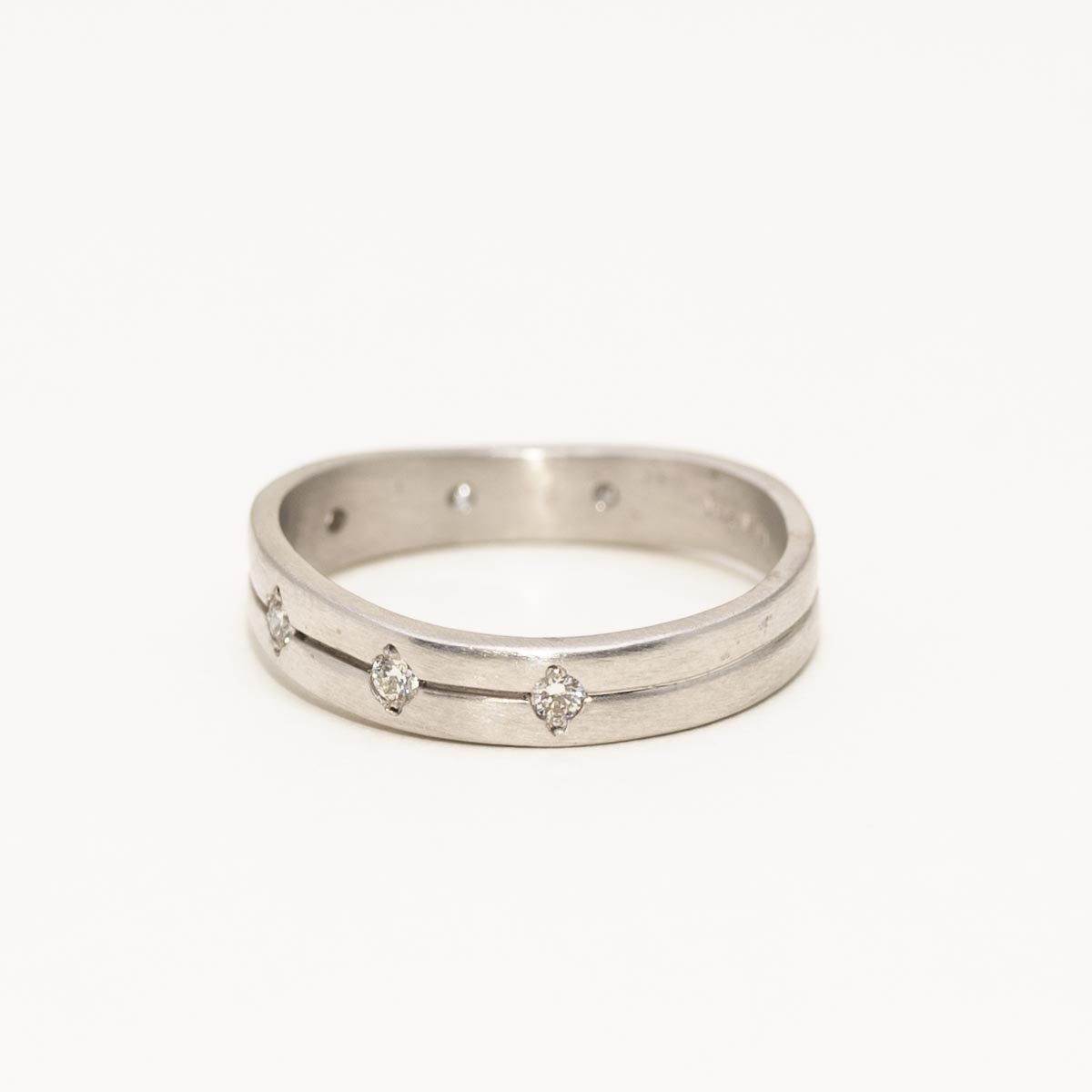 Diamond Curved Band in 14kt White Gold (1/7ct tw)