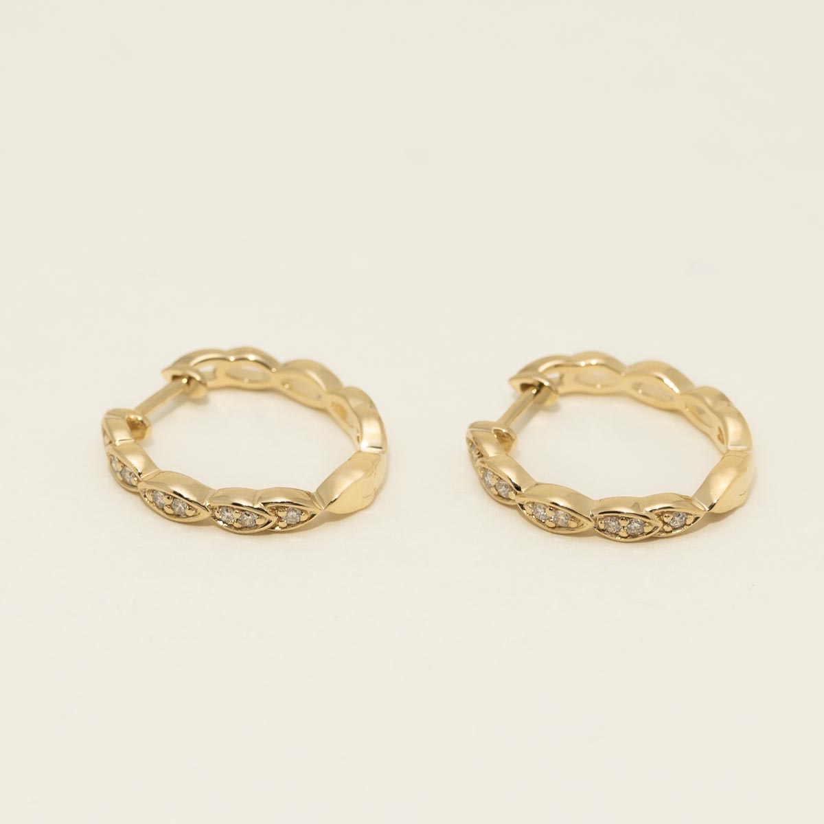 Diamond Oval Hoop Earrings in 14kt Yellow Gold (1/5ct tw)