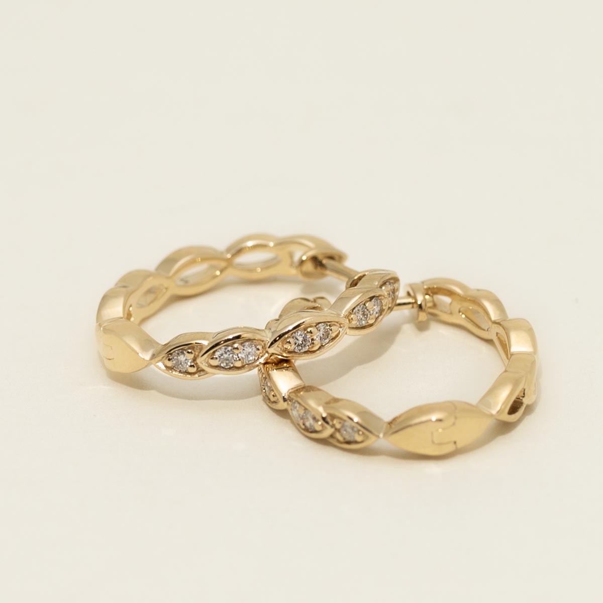 Diamond Oval Hoop Earrings in 14kt Yellow Gold (1/5ct tw)