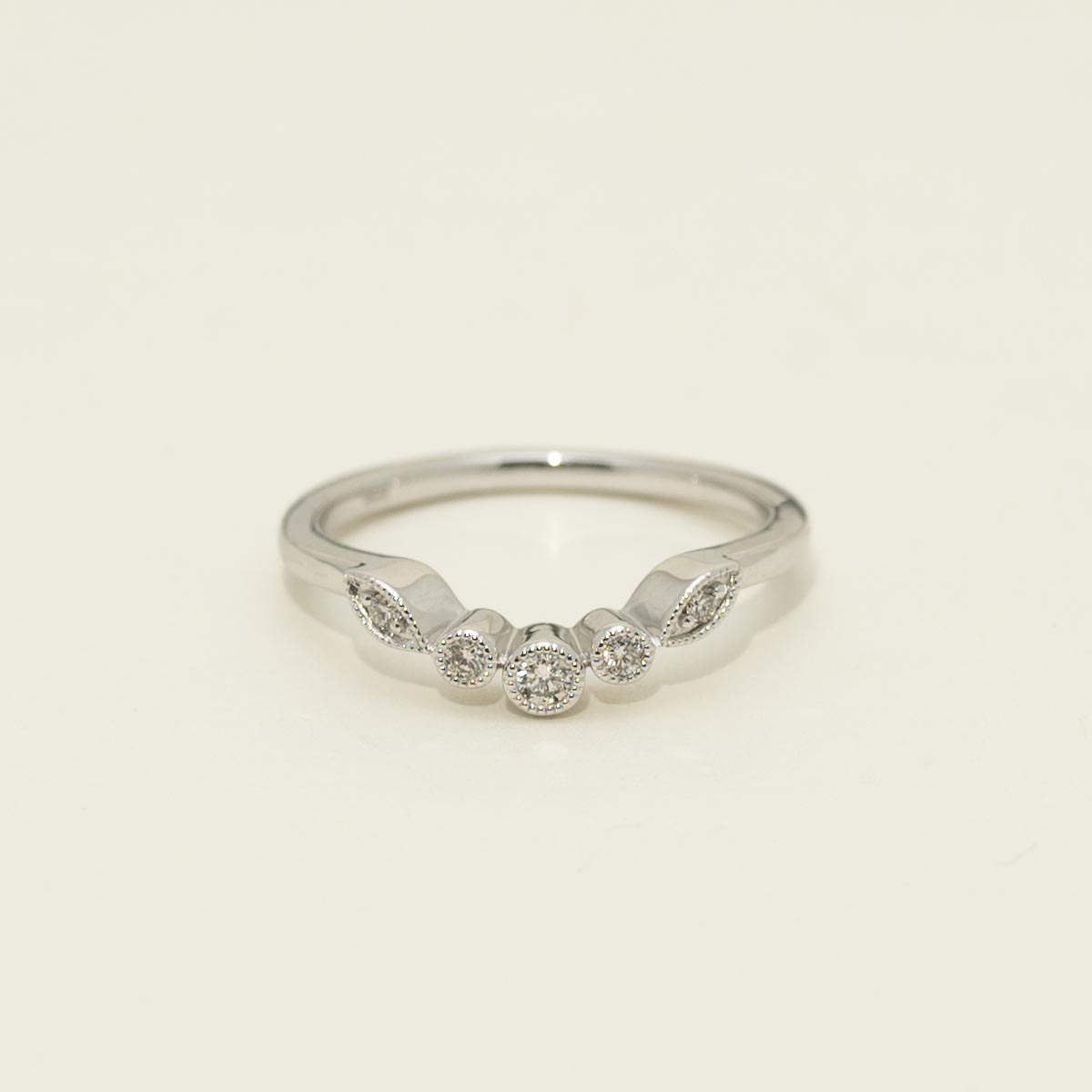Diamond Milgrain Curved Band in 14kt White Gold (1/10ct tw)