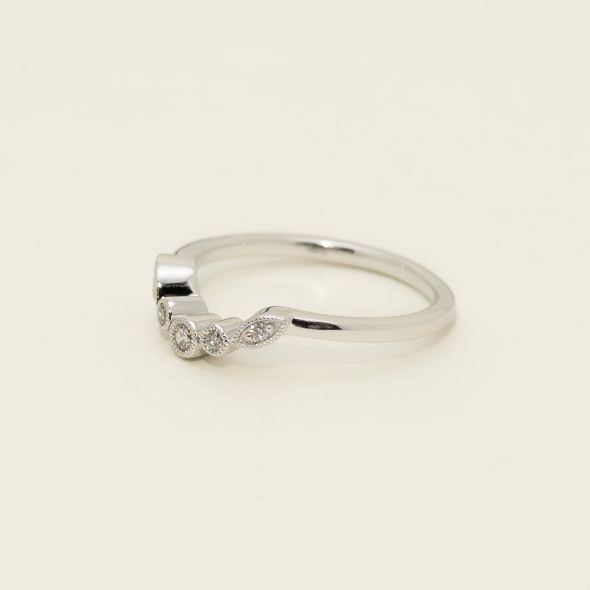 Diamond Milgrain Curved Band in 14kt White Gold (1/10ct tw)