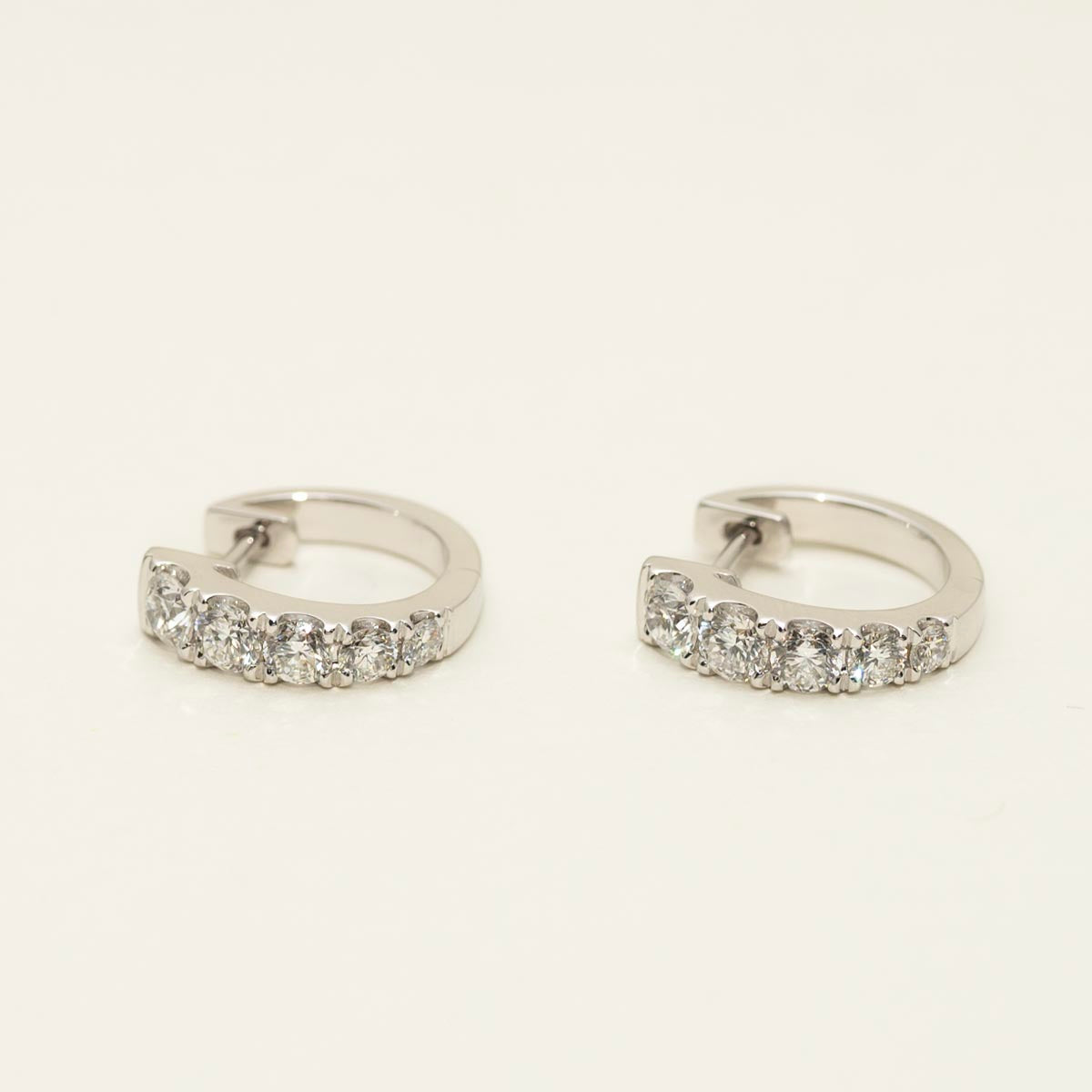 Memoire Essentials Diamond Huggie Hoop Earrings in 18kt White Gold (1ct tw)
