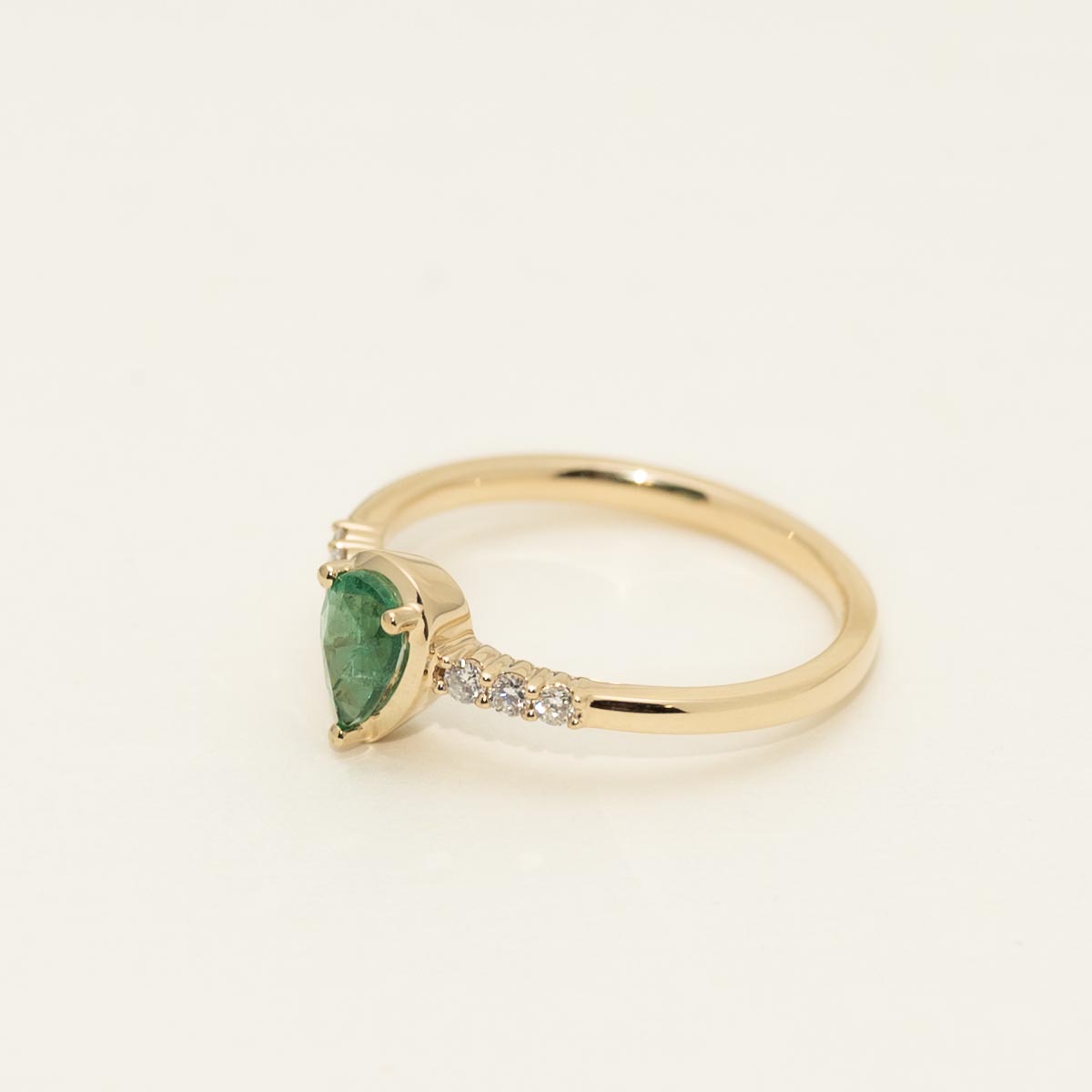 Pear Shape Emerald Ring in 14kt Yellow Gold with Diamonds (1/10ct tw)