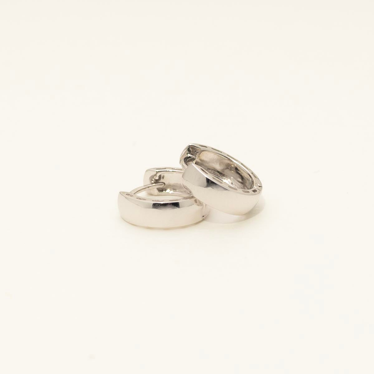 Huggie Hoop Earrings in 14kt White Gold