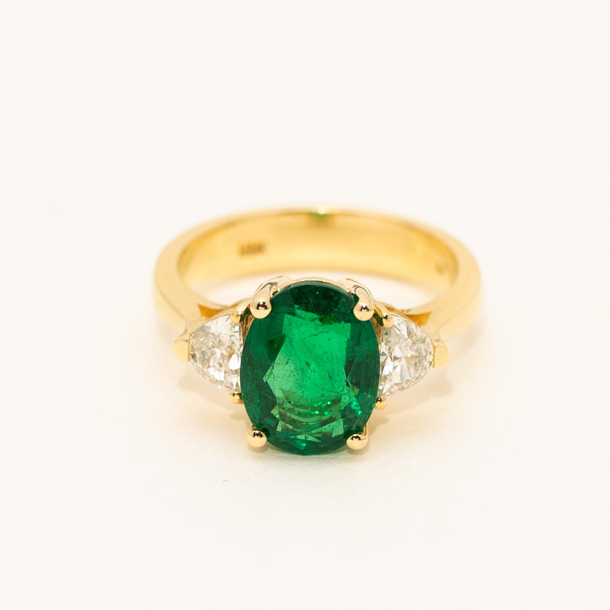 Oval Emerald Ring in 18kt Yellow Gold with Diamonds