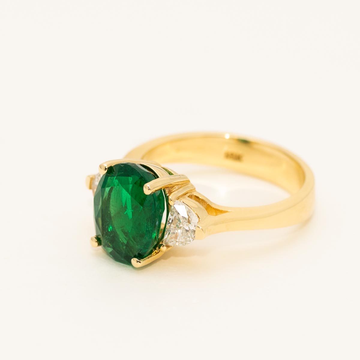 Oval Emerald Ring in 18kt Yellow Gold with Diamonds