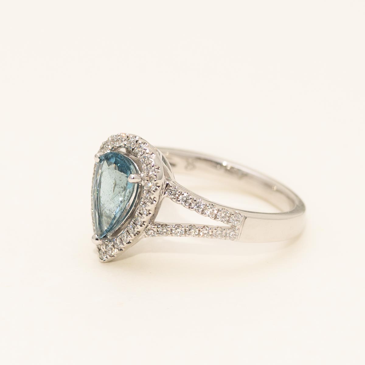 Pear Shape Aquamarine Halo Ring in 18kt White Gold with Diamonds(3/8ct tw)