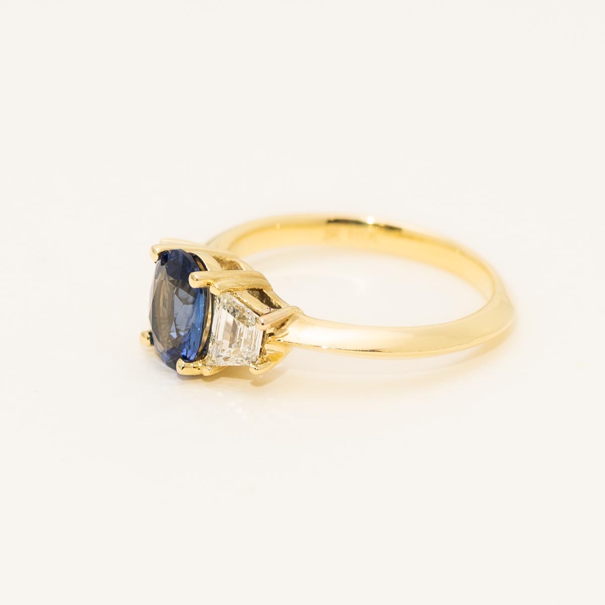 Oval Sapphire Ring in 18kt Yellow Gold with Diamonds (5/8ct tw)