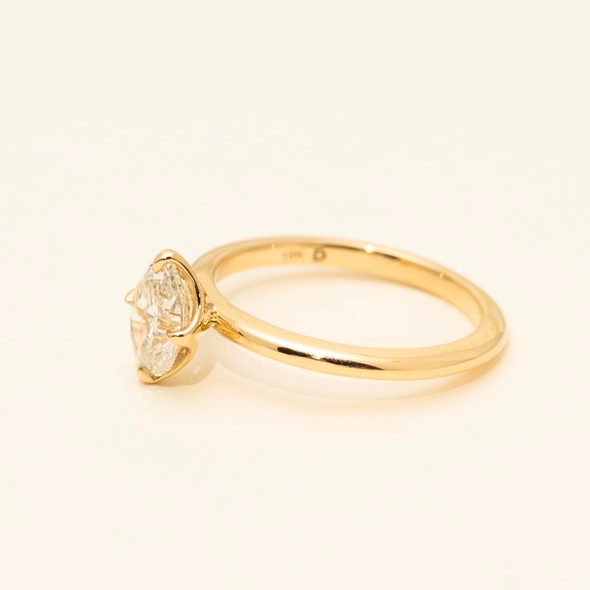 Oval Diamond Solitaire Engagement Ring in 18kt Yellow Gold (11ct)