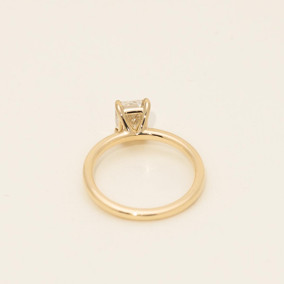 Radiant Diamond Solitaire Engagement Ring in 18kt Yellow Gold (1 1/2ct)