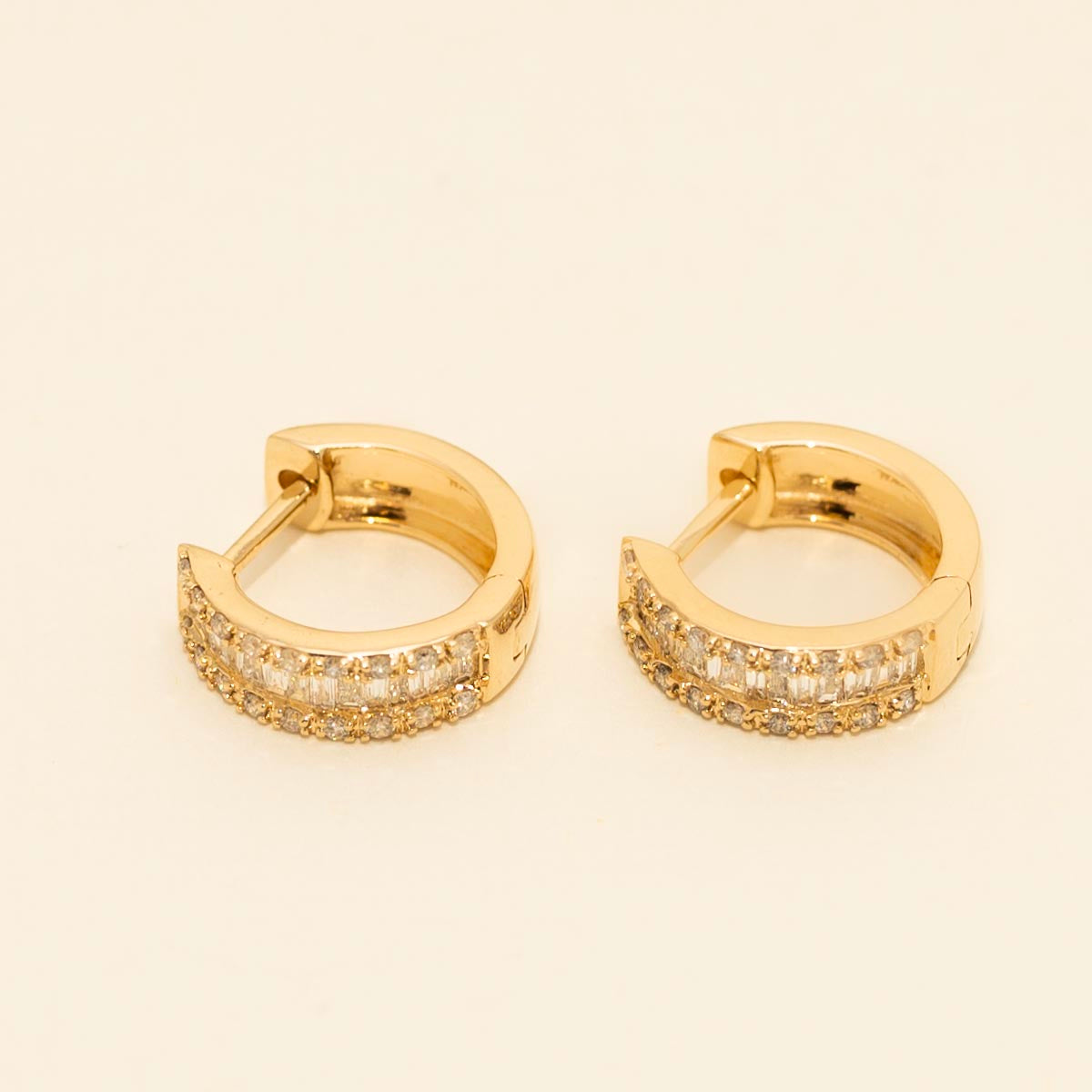 Baguette Diamond Huggie Hoop Earrings in 14kt Yellow Gold (3/8ct tw)