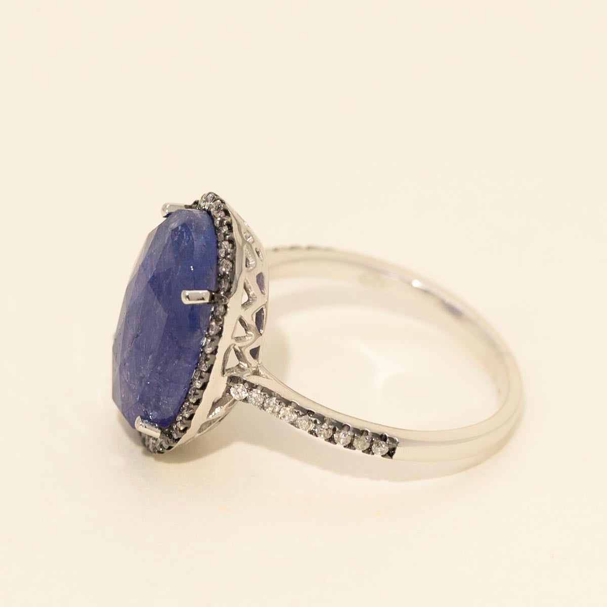 Oval Tanzanite Ring in 18kt White Gold with Diamonds (1/4ct tw)