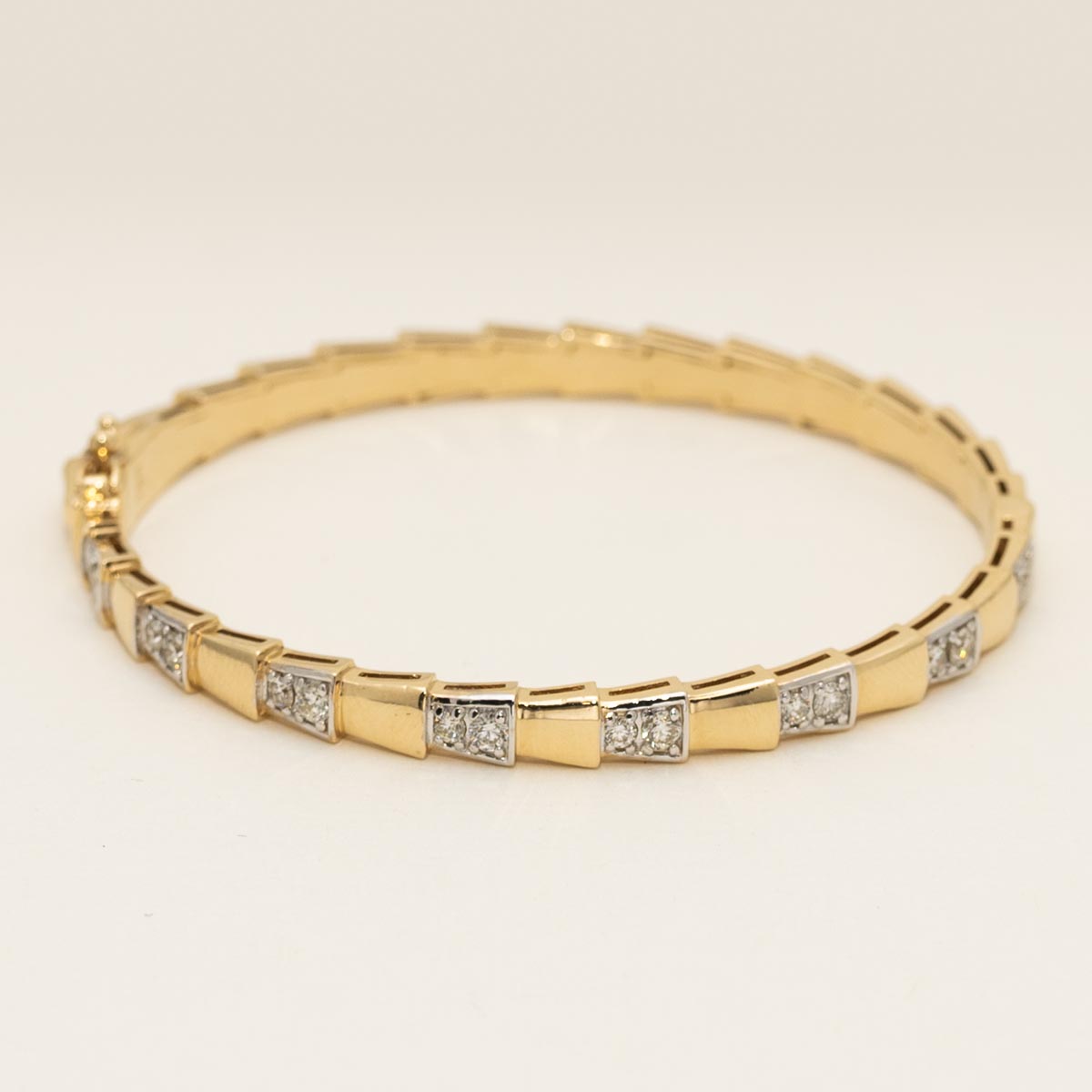 Diamond Bangle Bracelet in 18kt Yellow Gold (3/4ct tw)