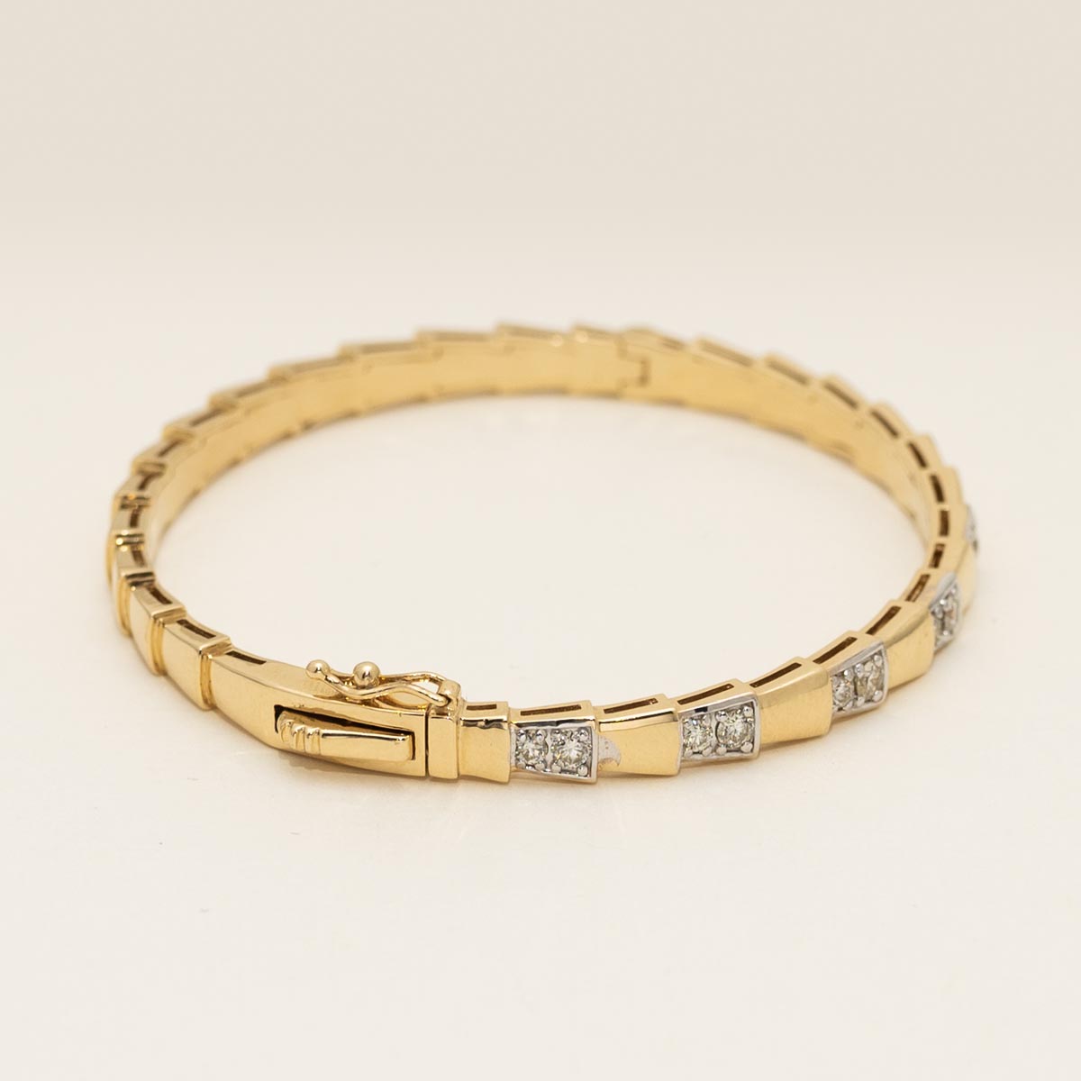 Diamond Bangle Bracelet in 18kt Yellow Gold (3/4ct tw)