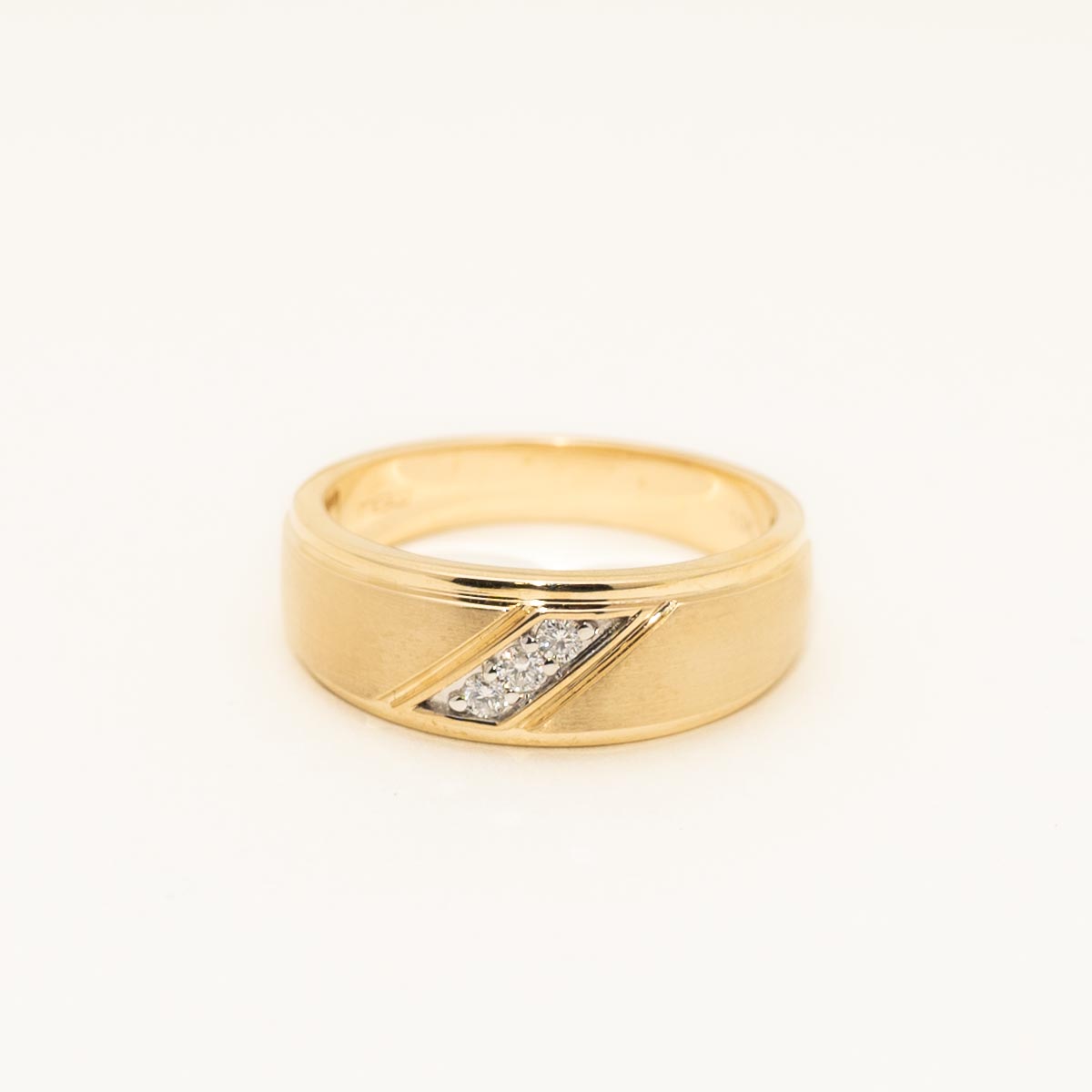 Mens Diamond Band in 10kt Yellow Gold (1/10ct tw)