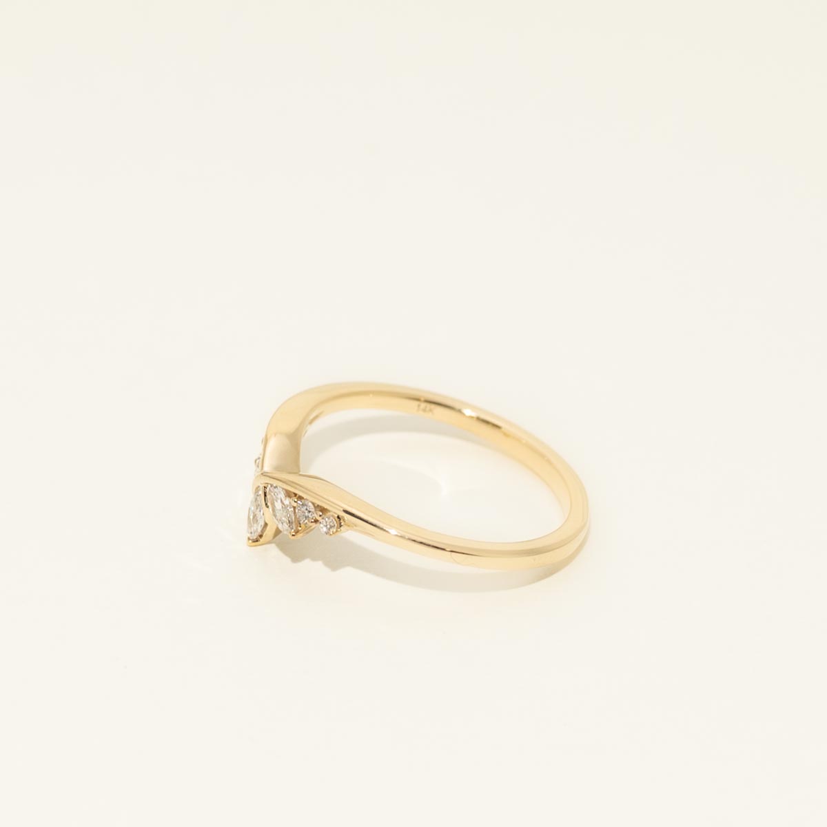 Marquise and Round Diamond Curve Band in 14kt Yellow Gold (1/4ct tw)